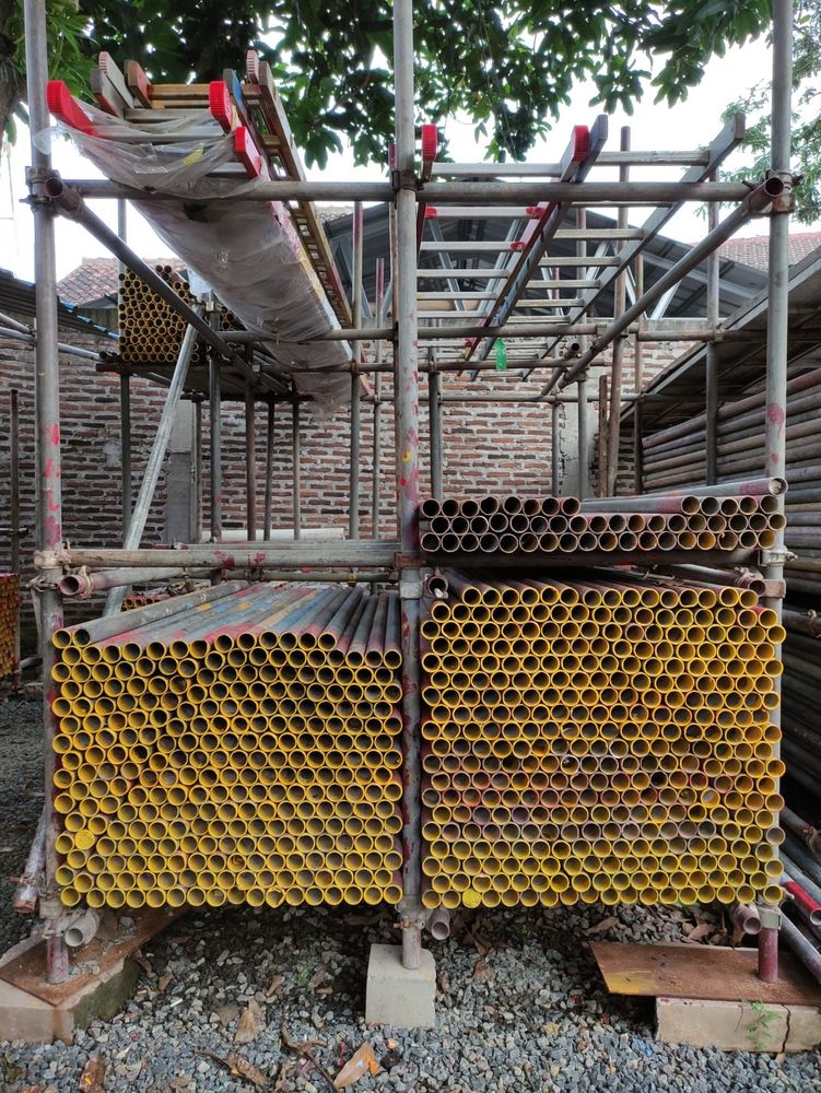 Rak material scaffolding multi tingkat di gudang