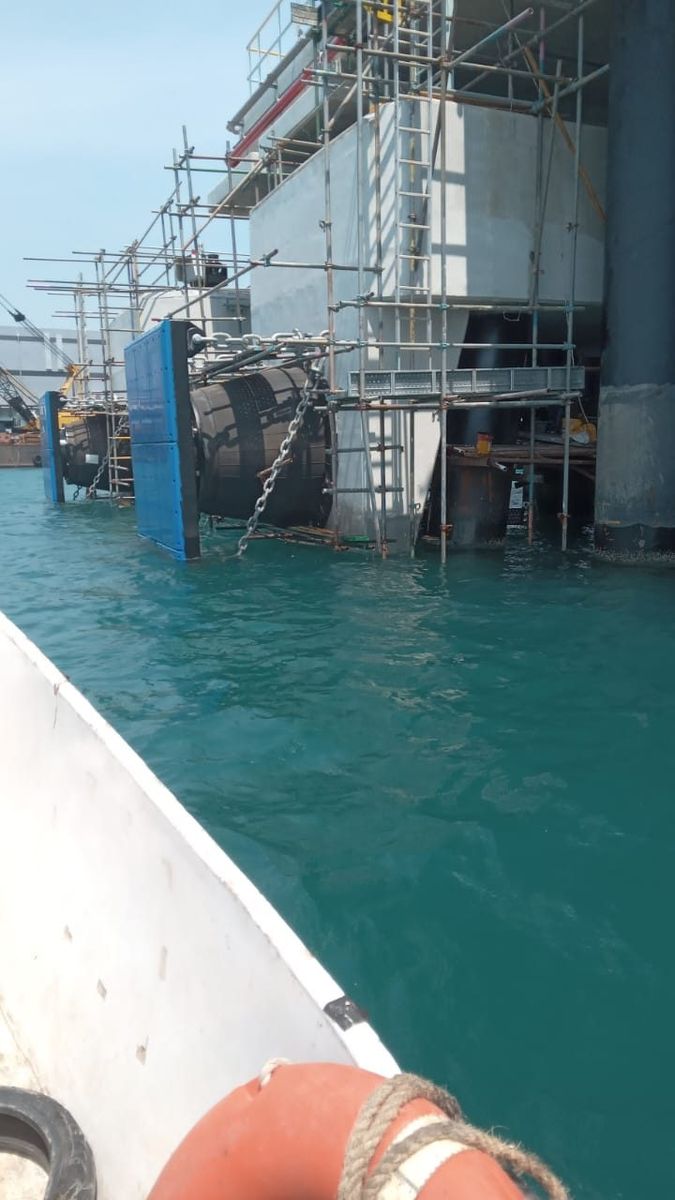 Scaffolding pada struktur vessel di area dermaga — Dekade Lotte