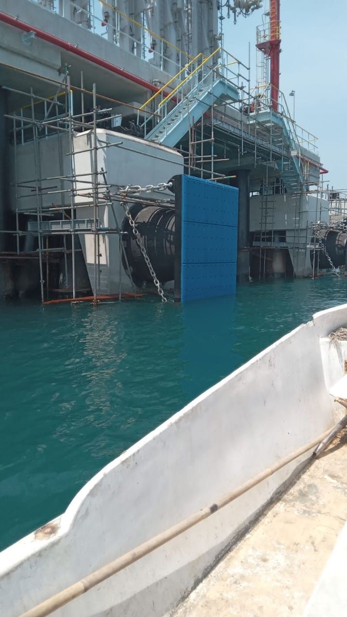 Scaffolding vessel dengan fender biru — Dekade Lotte
