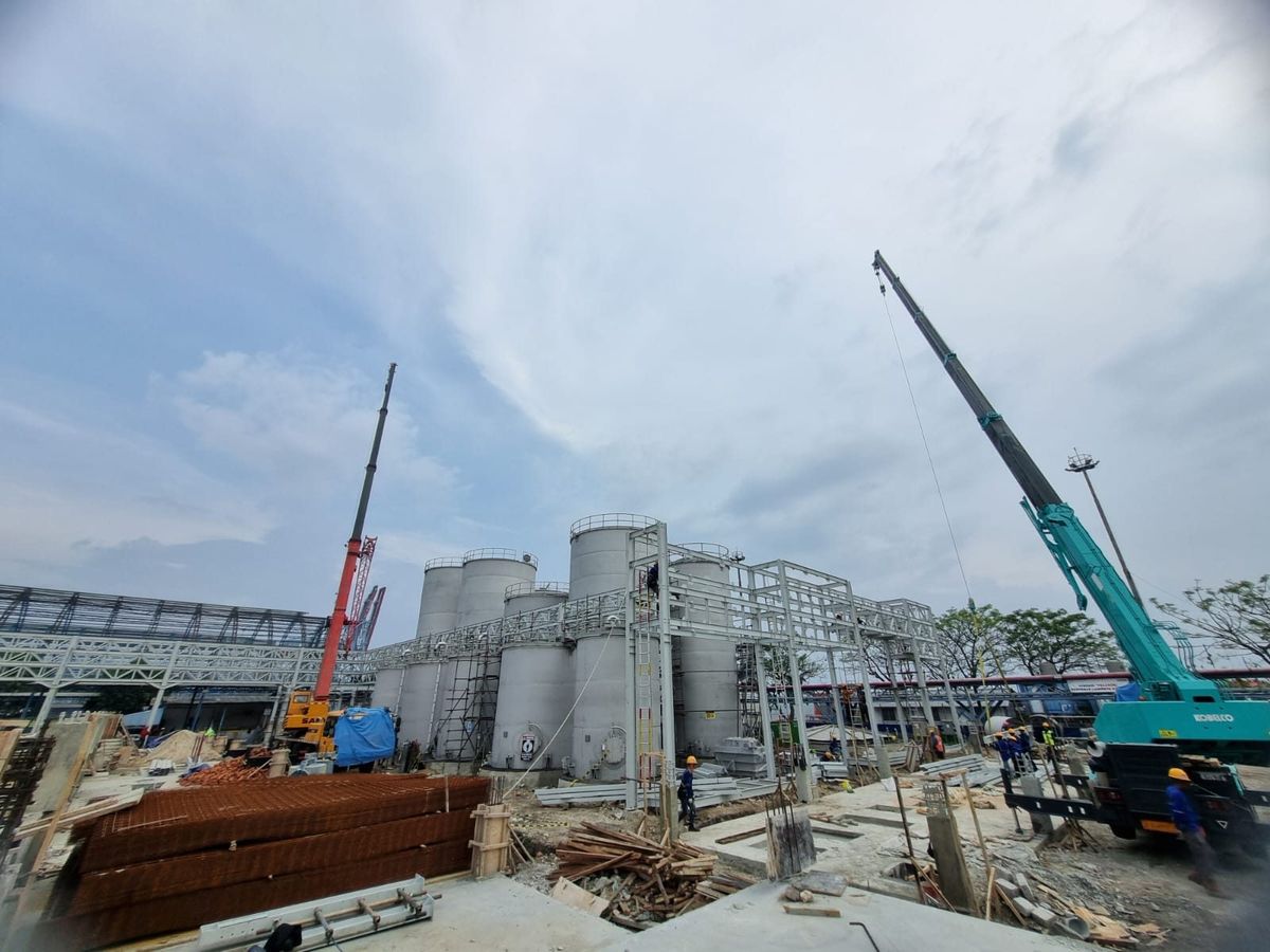 Area proyek industri dengan crane dan silo — Lampung