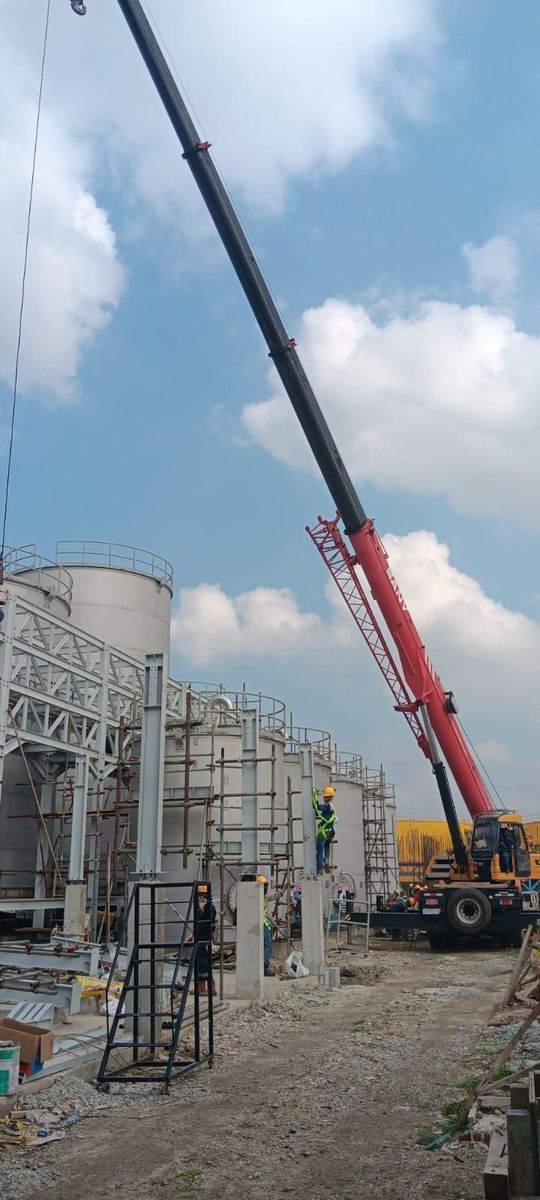 Scaffolding silo dengan crane di proyek Lampung