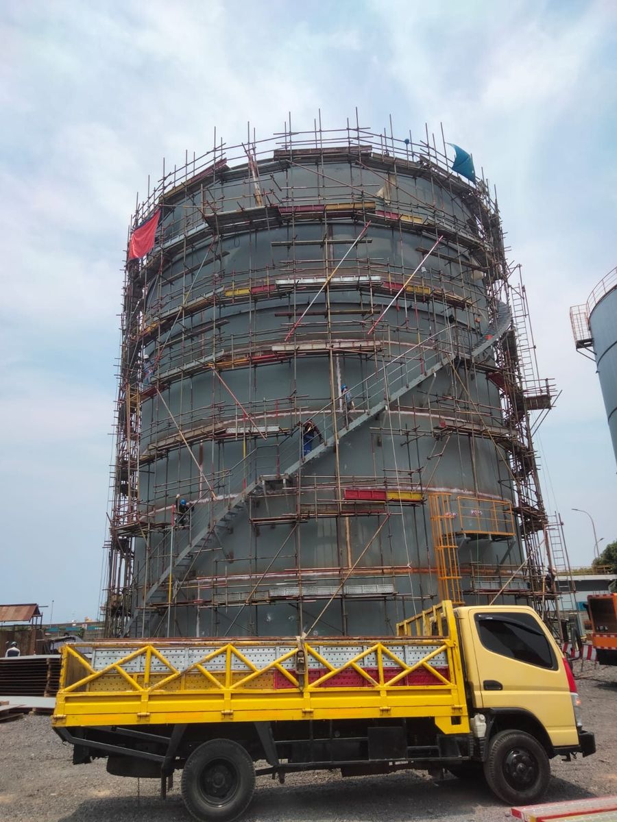 Scaffolding menutupi tanki bundar di Proyek MBT