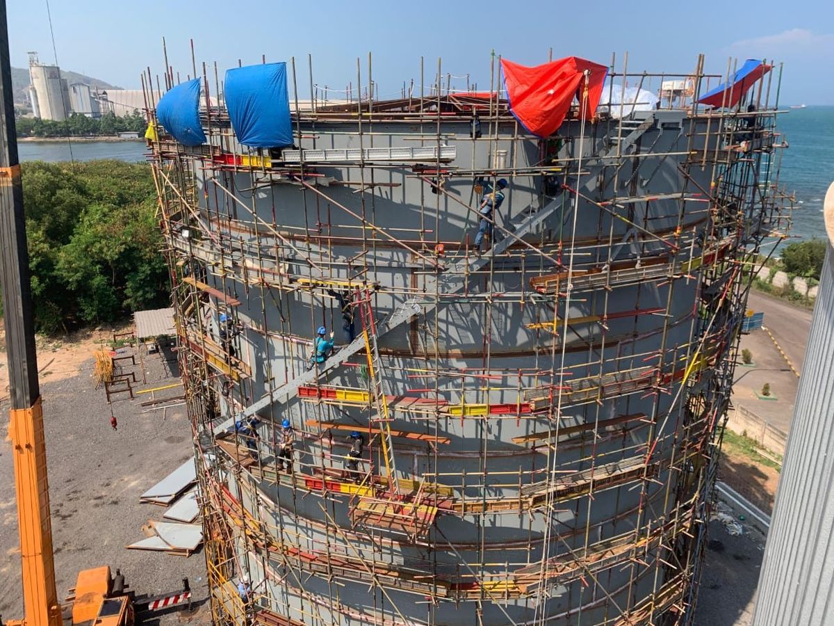 Pekerja di atas scaffolding tanki — Proyek MBT